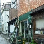 A-GU - 路地から見た感じ