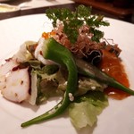 パイ生地でふたをして焼いたホタテとキノコのクリームスープ