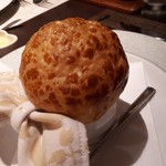 ボナ・フェスタ - パイ生地でふたをして焼いたホタテとキノコのクリームスープ