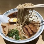 桂花ラーメン - 食べ始めたら機嫌少し治った。ウマイネ！