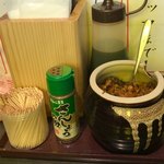 うなどん丼 - カウンターの調味料