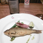 鉄板焼き Oribe - 鮎のコンフィ、白ボトル