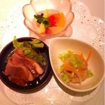 Sutorasu Variusu - オードブル：自家製ピクルス、白身魚のエスカヴェージョ、鴨のスモーク 焦がしバターと醤油のソース