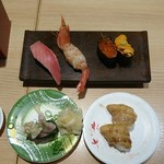 回し寿司 活 活美登利 - プレミアム四貫。メバチマグロ軍艦、豚カルビ。