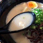 博多とんこつラーメン　しろひげ - マイルドなとんこつスープ