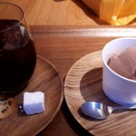 ダンデライオン・チョコレート ファクトリー&カフェ蔵前 - カカオ風味のアイスコーヒー　480円　クッキーとマシュマロがサービス。アイスクリーム　250円。