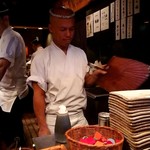 鳥よし - 店長、うちわであおって焼鳥焼いてます！
