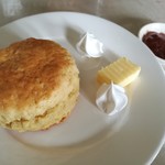 The Lord's Cafe - 温かくサクサク素朴な味わいのスコーンは、バターや自家製苺ジャム、ホイップクリーム付き
