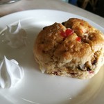 The Lord's Cafe - 苺やチェリーなどカラフルなドライフルーツが混ぜ込まれた、具沢山なストロベリーフルーツスコーン