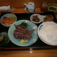 寿司割烹 魚紋 - かつおの刺身定食1200円
