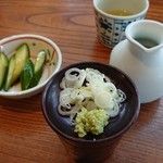 蕎麦切り あなざわ - 薬味と胡瓜。