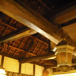 洞ケ峠茶屋 - 梁がむき出しの天井