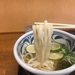 ふる里うどん  - 本日の麺はモッチリしてた
      出汁を吸い絡みが良くヘベスの風味をより楽しめます