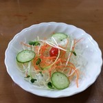 ハラールフードマルハバ - サラダ。味付けは塩コショウです。