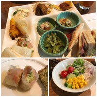 グランカフェ - 「サモサ」は通常の品とカレー風味の2種類あり、良い味わい。 「アメリカンクラブハウスサンド」が日替わりメニューだったのですが、ベーコンやトマトなど具沢山。 小皿に入って魚介の和え物がそれぞれいい味わい。