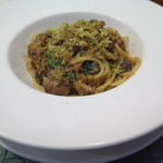 ラ タベルネッタ アッラ チヴィテッリーナ - パスタ（骨、内臓ごと柔らかく煮込んだ根室産サンマと野生ルッコラ、松の実の太いスパゲッティ）