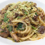 ラ タベルネッタ アッラ チヴィテッリーナ - 骨、内臓ごと柔らかく煮込んだ根室産サンマと野生ルッコラ、松の実の太いスパゲッティ