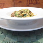 ラ タベルネッタ アッラ チヴィテッリーナ - 骨、内臓ごと柔らかく煮込んだ根室産サンマと野生ルッコラ、松の実の太いスパゲッティ