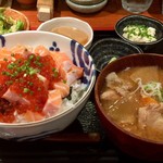 めしの助 - サーモンといくらの親子丼(大)
      ※豚汁変更