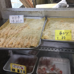 丸長精肉店 - とり串￥30。平成も30年でこの値段。
            
            串カツは￥80だってさ。
            
            昭和か！？
            
            
            