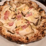 ピッツェリア ファッブリカ 1090 - フンギ(エリンギ・ハム・モッツァレラ・バジル)