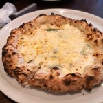 ピッツェリア ファッブリカ 1090 - クアトロフォルマッジオ(4種類のチーズ)+400円