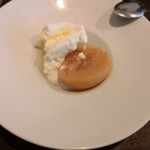 ピッツェリア ファッブリカ 1090 - 桃のコンポート　ヨーグルトアイス添え500円