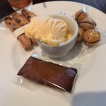 ピッツェリア ファッブリカ 1090 - 焼き菓子3点盛り合わせとミニバニラアイス540円