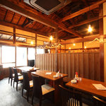 炭火焼酒場 ピカピカ - 昭和レトロの趣きの店内