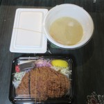 とんかつ檍 - 上ロース全景、味噌汁が↓