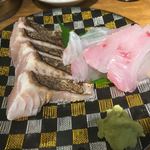 みなと刺身専門店 - さわらと青鯛、各300円