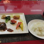 洋食屋JUN - サラダやスープをいただいてるとこの日の日替わりランチのメインが運ばれて来ました。

サイドメニューはパンかご飯が選べたのでご飯を選んでみました。