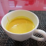 洋食屋JUN - この日のランチのスープはカボチャの冷製スープ、カボチャの甘みの感じられる飲みやすいスープです。
