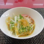 洋食屋JUN - 先ず最初にランチサラダが運ばれて来ました、シャキシャキとした食感のある海藻麺の入ったミニサラダです。