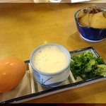 つゆ、薬味（小さめの鶏卵、とろろ、ねぎ、わさび）