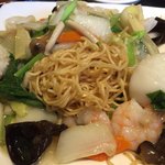 健康中華庵 青蓮 - 麺。これから餡と絡めて、しっとり柔らかに。