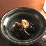 酒と洋食 いち福 - ランチの小鉢は揚げなすでした。