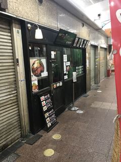 レッドロック - 高架下の店舗です