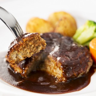 [French restaurant signature Hamburg] With demi sauce prepared over 5 days