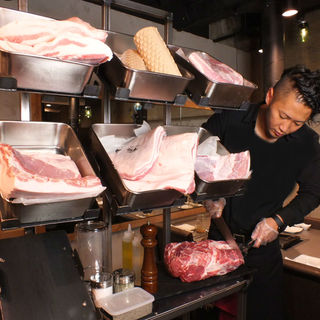 お客様は食べるだけ！スタッフがお客様にかわってお焼きします！