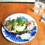 ブリコラージュ ブレッド アンド カンパニー ダイニング・カフェ - アリスの卵、豚肩ロースの自家製ハム、インゲンのホワイトバルサミコソースのブリコラージュブレッドタルティーヌ ランチ1500円。税込み　20180918　豚肩ロースの自家製ハムが美味過ぎるぅ(≧∇≦)b