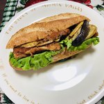 boulangerie montagne - 厚切りベーコンとナスとポテトの五穀サンド ¥280