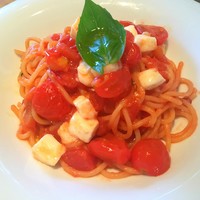 ウォルプタス 東京駅グランルーフ店 - ランチパスタ(モッツァレラとチェリートマトのトマトソース)