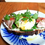 ブリコラージュ ブレッド アンド カンパニー ダイニング・カフェ - 豚肩ロースの自家製ハムとたっぷりインゲン、とろりアリスの卵。トッピングの香草が、風味をプラス♪(*´∀｀)ﾉ 20180918