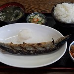 かもだ - 新秋刀魚は、かもだ仕様としてはいたってノーマルです。
      ご飯は小サイズです。定食のご飯は小さくしても安くはなりません(笑)880円ちょっと高い気がしました。