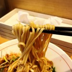 地球の中華そば - 麻婆まぜそばの麺リフトアップ