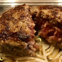 くずし鉄板 あばぐら 神田店 - 黒毛和牛１００%ハンバーグ180g アップ(〃ω〃)
                ミディアムレアに仕上げてもらいました