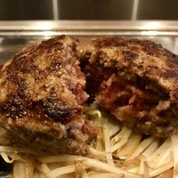 くずし鉄板 あばぐら 神田店 - 黒毛和牛１００%ハンバーグ 180gアップ♪( ´▽｀)
                ミディアムレアの仕上がり。
                山葵醤油かぽん酢の小皿が、用意されます(^^)v