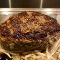 くずし鉄板 あばぐら 神田店 - 黒毛和牛１００%ハンバーグ  \(//∇//)\
                厚さは4センチほど。重量は180とたっぷり。こんもりとしたハンバーグは、ジューシー(^^)v