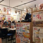 串カツ田中 - 店内 家族連れやグループで賑わってます